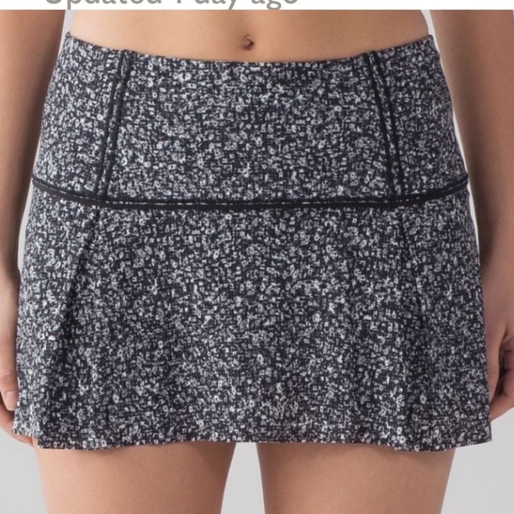 Lululemon Lost In Pace Black & White Daisy Dust Pickle Ball Skort
